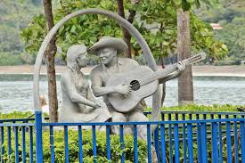 Sculpture of man singing Amor de Temporada to his love